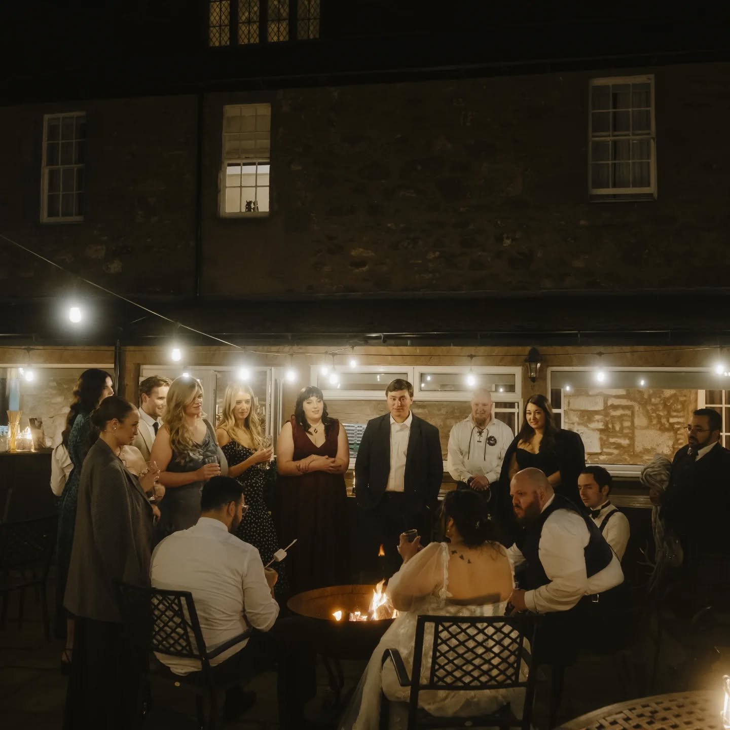 When the night cools off a bit&hellip; everyone somehow finds their way here 🔥

A marshmallow in hand, a blanket round the shoulders, and a good story starting ✨

We&rsquo;ll keep the fire going &mdash; you just enjoy the moment 🧡

Fancy this for y