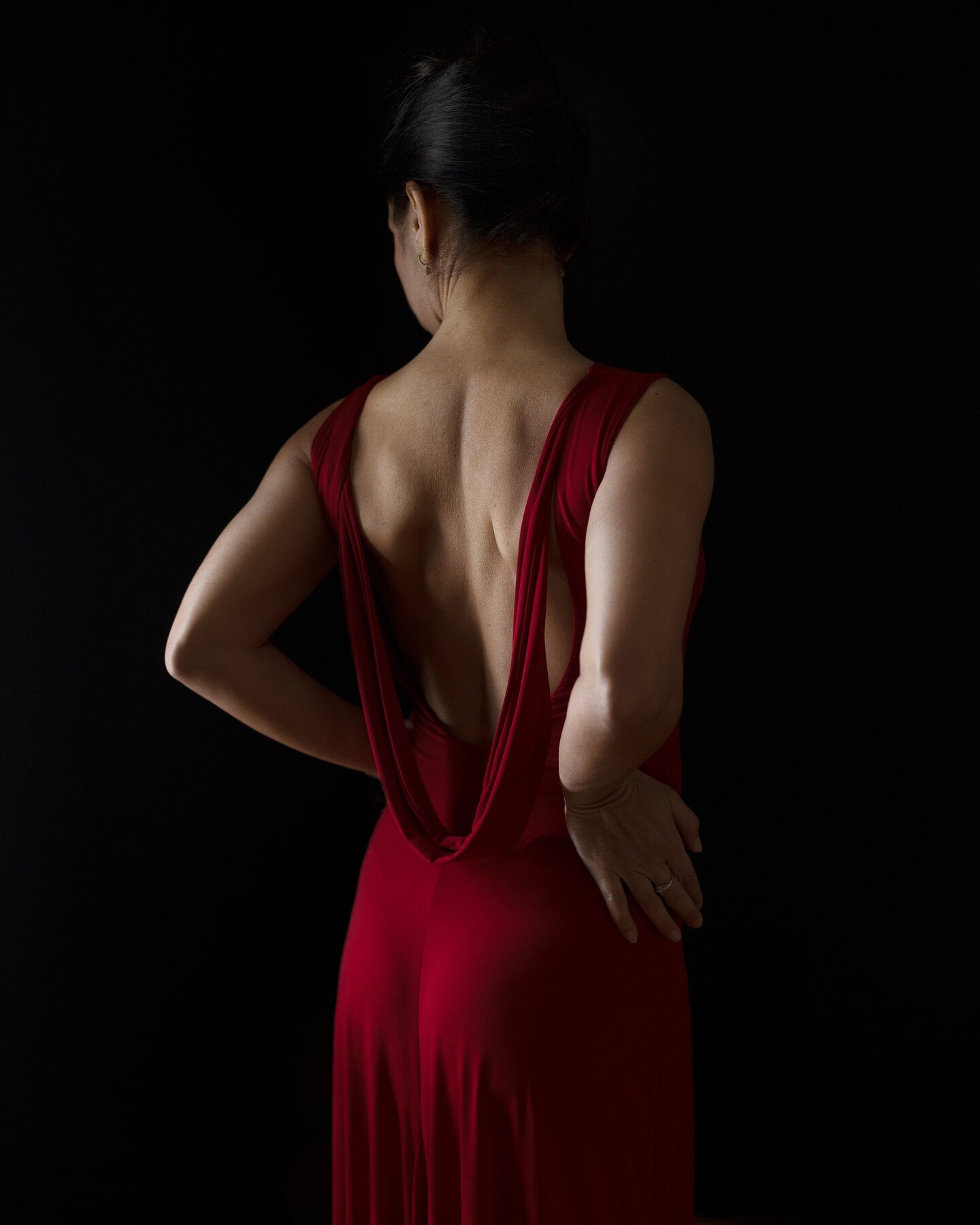 Even though I have studio lights in my studio, I still shoot mostly with natural light. 

Though unpredictable and harder to control, natural light is more magical and more beautiful to me. 

The way it gracefully sculpts Carolina&rsquo;s back, it se