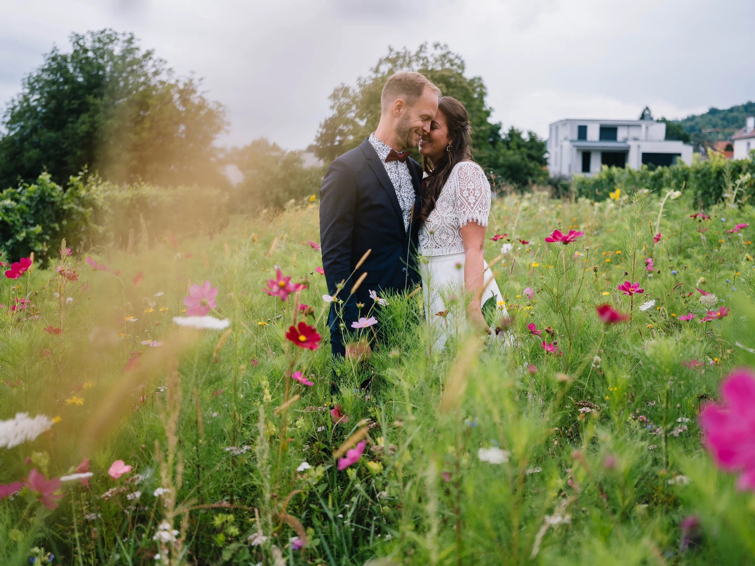 Brautpaar alleine auf einer Blumenwiese