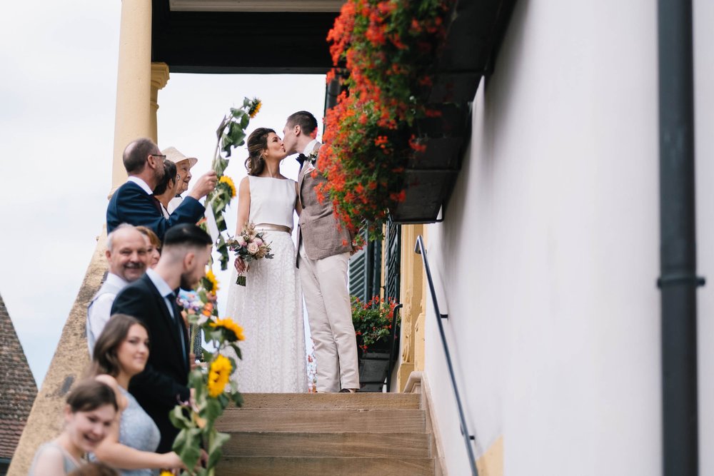 Standesamtliche-Hochzeit-Deidesheim-mit-Planwagenfahrt-210709-11.jpg