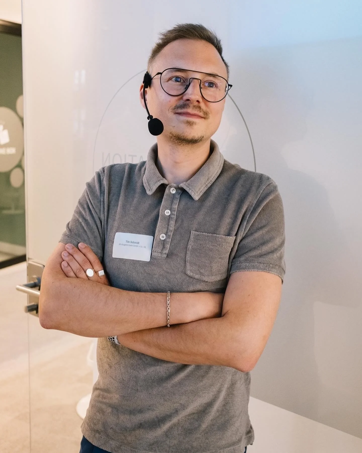 Tim Schmidt kurz vor dem Vortrag beim @marketingclub_rheinneckar am Montag bei @1000satellites in Mannheim. War ein beeindruckender Vortrag &uuml;ber den TikTok Kanal von @dm_deutschland 🎉🚀 Danke an @lenaaaadu und @tim_mawayoflife f&uuml;r die span