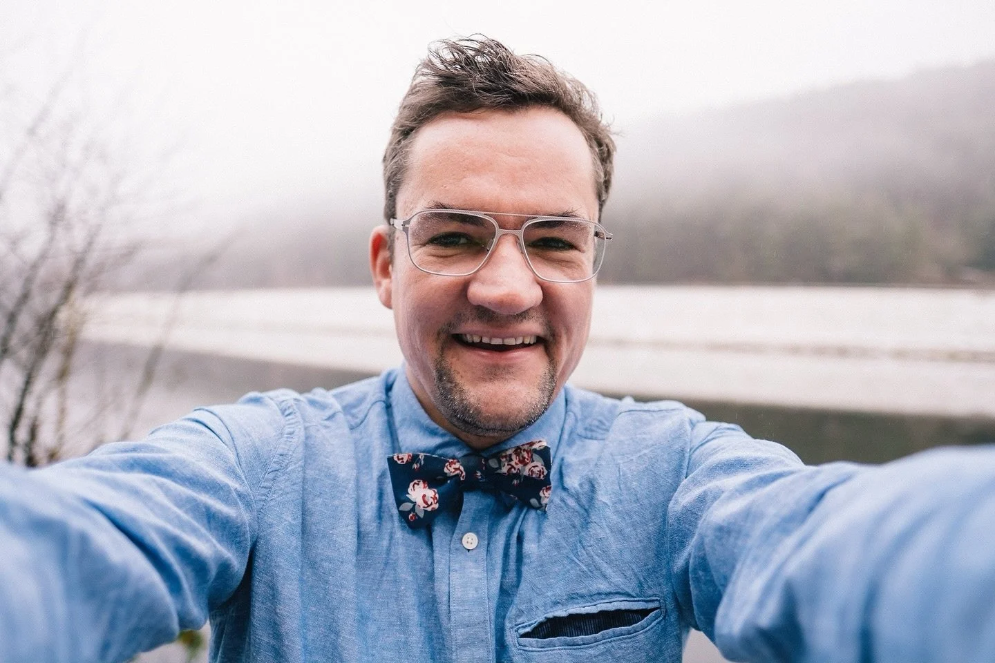 👋 Hey, ich bin Marc, ausgebildeter Mediengestalter und seit 2017 Vollzeit mit der Kamera unterwegs. Der entscheidende Ansto&szlig; daf&uuml;r? &bdquo;Warum bist du hier?&ldquo; &ndash; diese Frage aus Das Caf&eacute; am Rande der Welt von John P. St