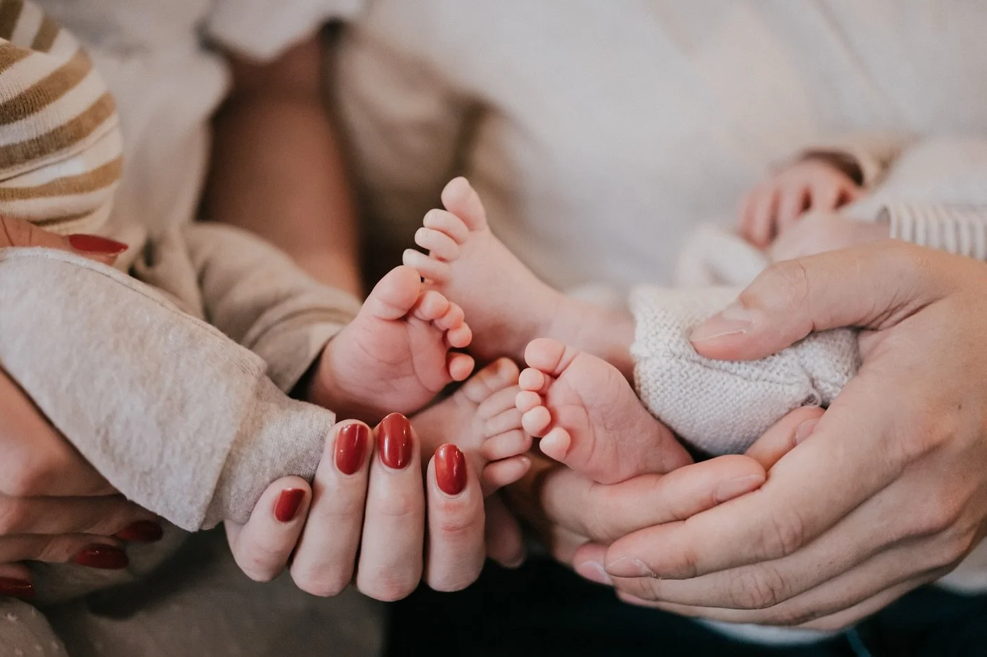 Gem&uuml;tliche Familienshootings sind gerade jetzt im Winter etwas ganz Besonderes! ❄️☕️ Ob kuschelig zu Hause, bei einem Spaziergang im Wald oder mit hei&szlig;em Kakao am Lieblingsplatz. Ich liebe es ❤️

Meldet euch gern, falls ihr auch Lust auf e