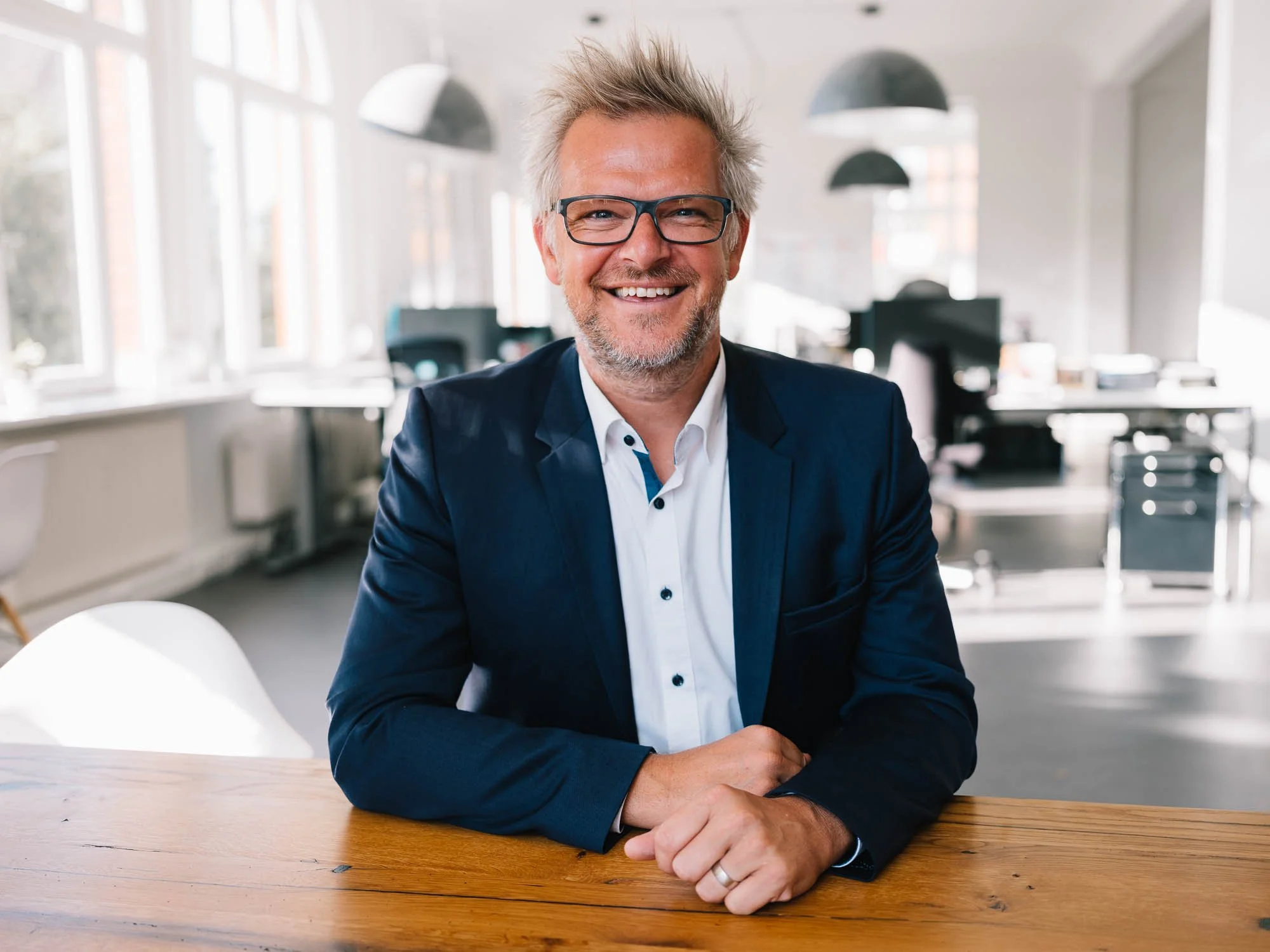 Businessfoto eines Mannes im Büro
