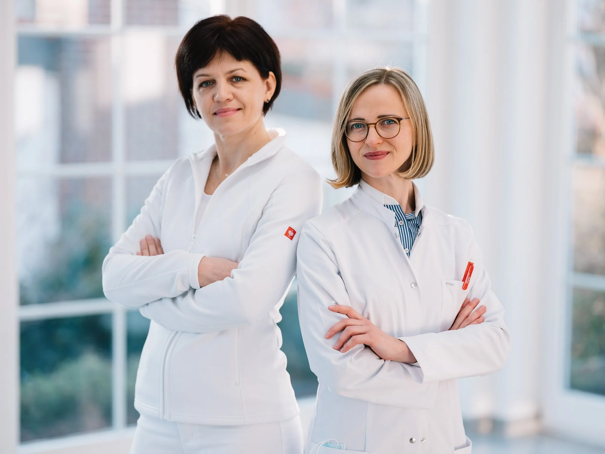 Businessfoto von zwei Ärztinnen