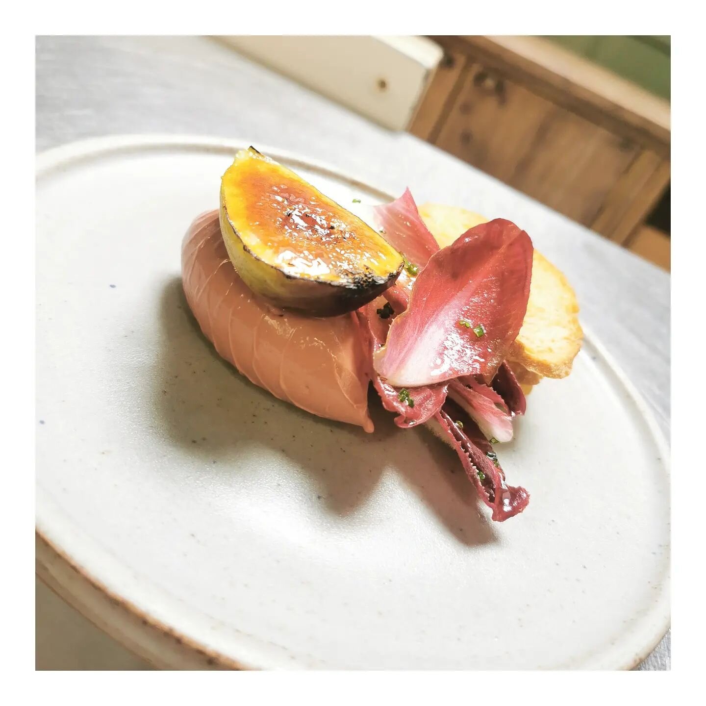 CROWD PLEASERS.. 

They are classics for a reason! Who doesn't love a silky smooth chicken liver parfait?!

Here's ours paired with Roasted Figs, Beers Dressed Chicory, Crisp Breads and Preserve ❤️

#foraycatering #catering #events #private #chef #di