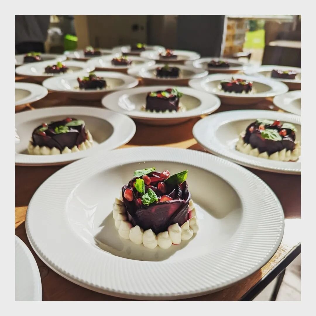 🌹Happy Mother's Day🌹 
  With our lovely Lancashire, rose from our Rosehip menu 
&quot; Roasted Beets, Ajo Blanco, Smoked Almonds, Raspberry, and Mint &quot;
We Hope all having an amazing Sunday 
  Foray Team 

#foraycatering #catering #happymotherd