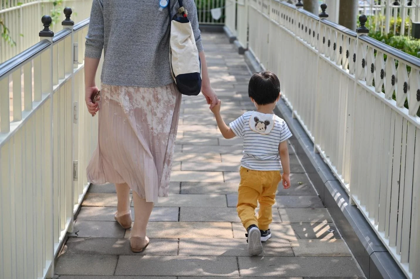 "Walking" has many benefits! Let's walk a lot with children