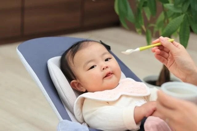 Giai đoạn ăn dặm ở trẻ bắt đầu từ giai đoạn nào?