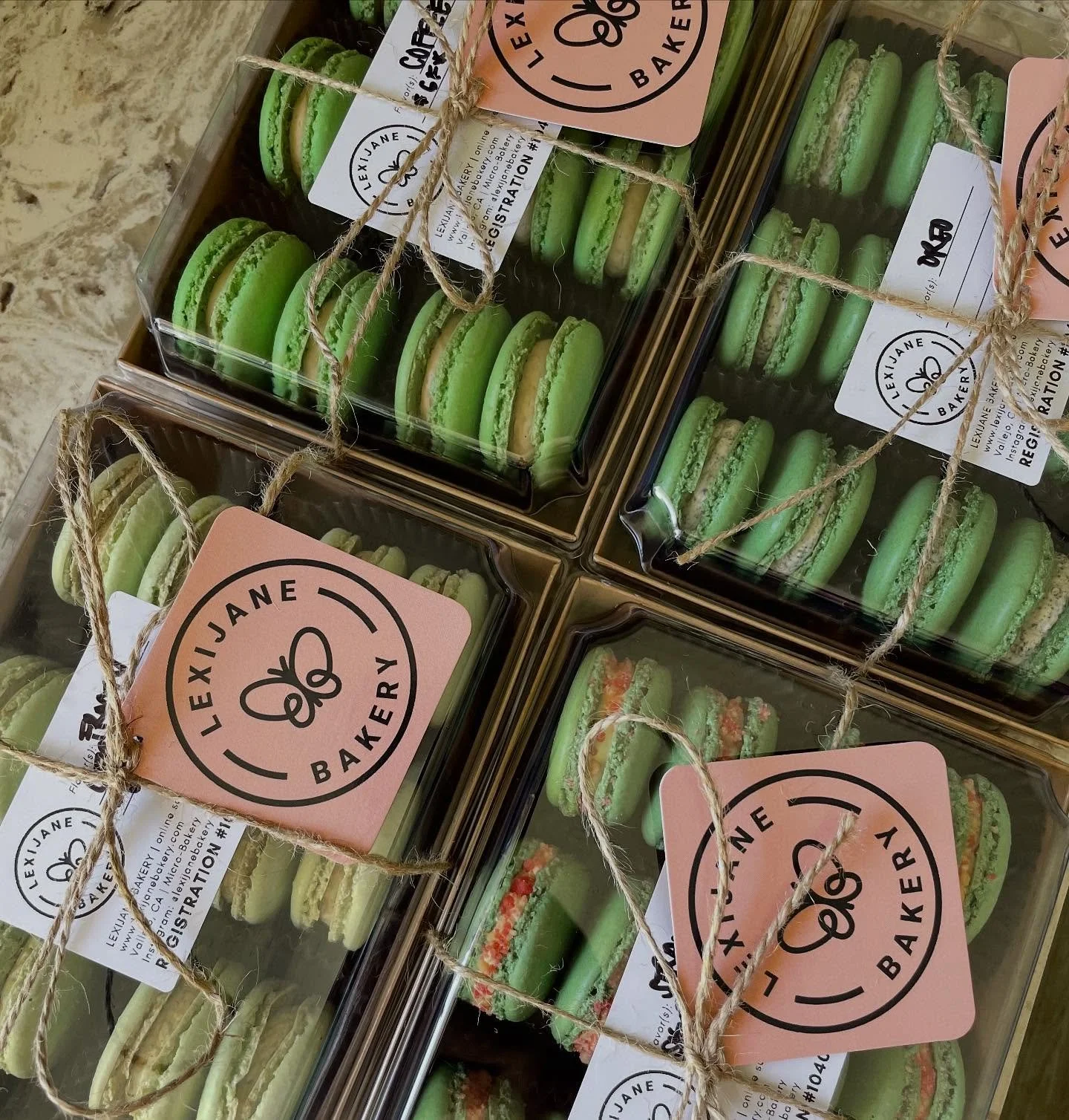 Shades of green 💚 thank you for thinking of us as your celebrate your special occasions! What a joy it is to create treats and memories with you all 🥰

#green #macarons #emerald #bayarea #desserts