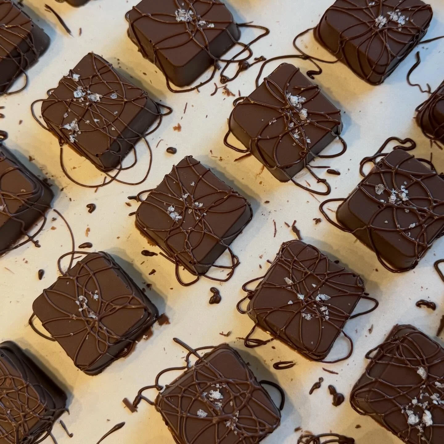 Why didn&rsquo;t I make these chocolates smaller sooner 😍 DaBay Pistachio Crunch minis 💚

#dubaichocolate #pistachio #crunch #chocolate