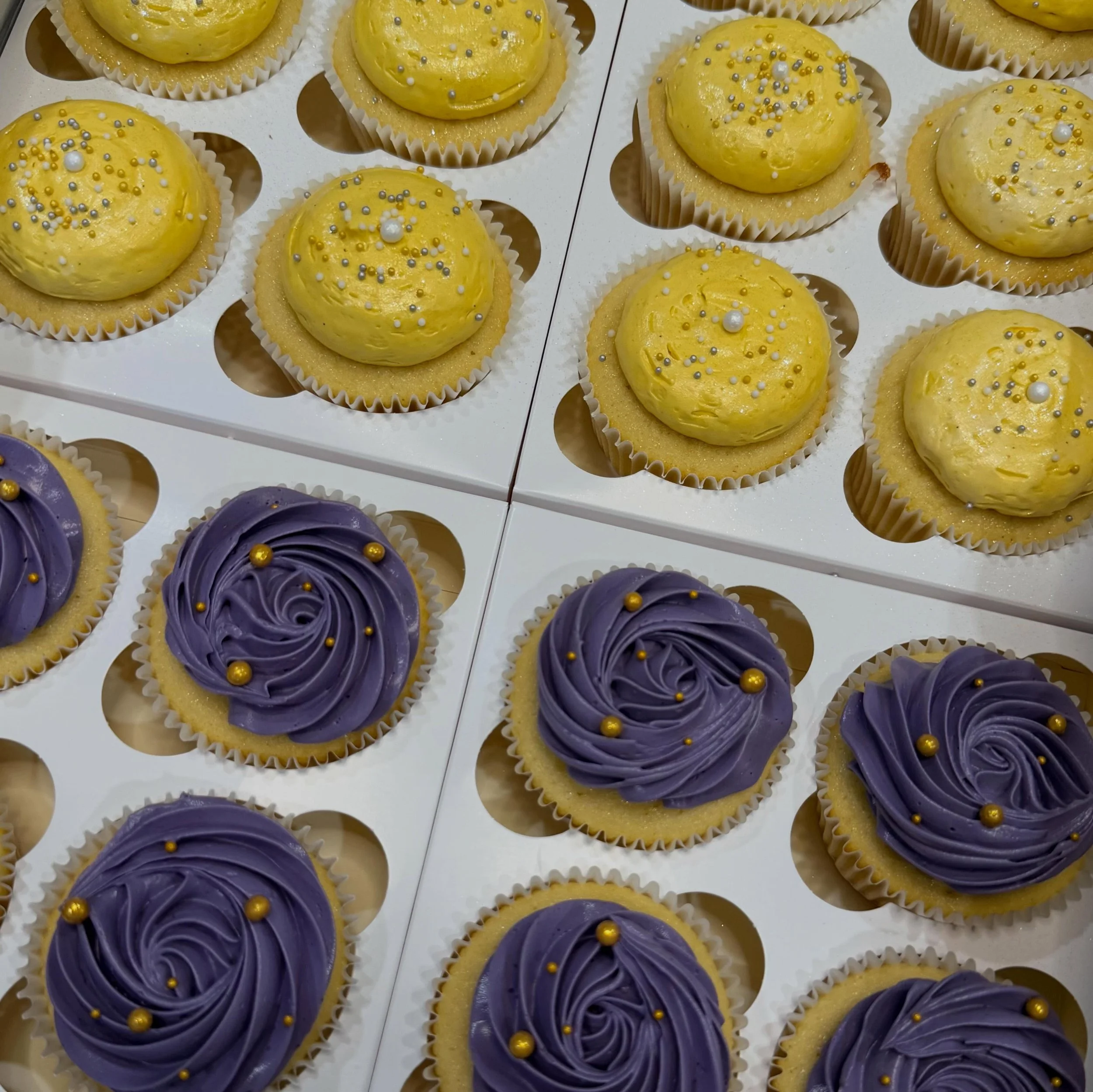 💜💛 cupcakes &amp; macarons to celebrate another graduate!!

#macarons #vanillacupcakes #dessert #bayarea #treatmaker