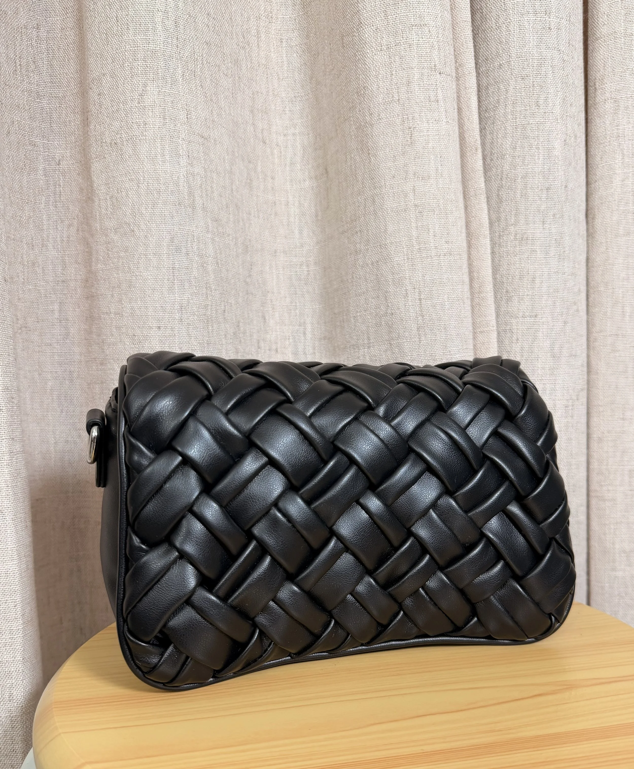 Black Woven bag 00.jpg