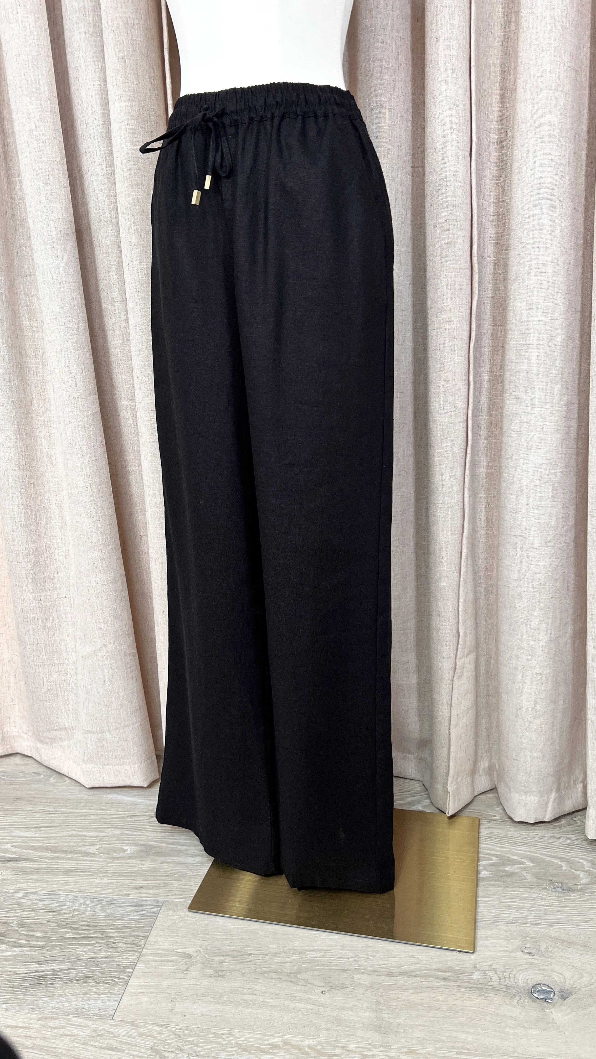 Linen pants - black - side.jpg