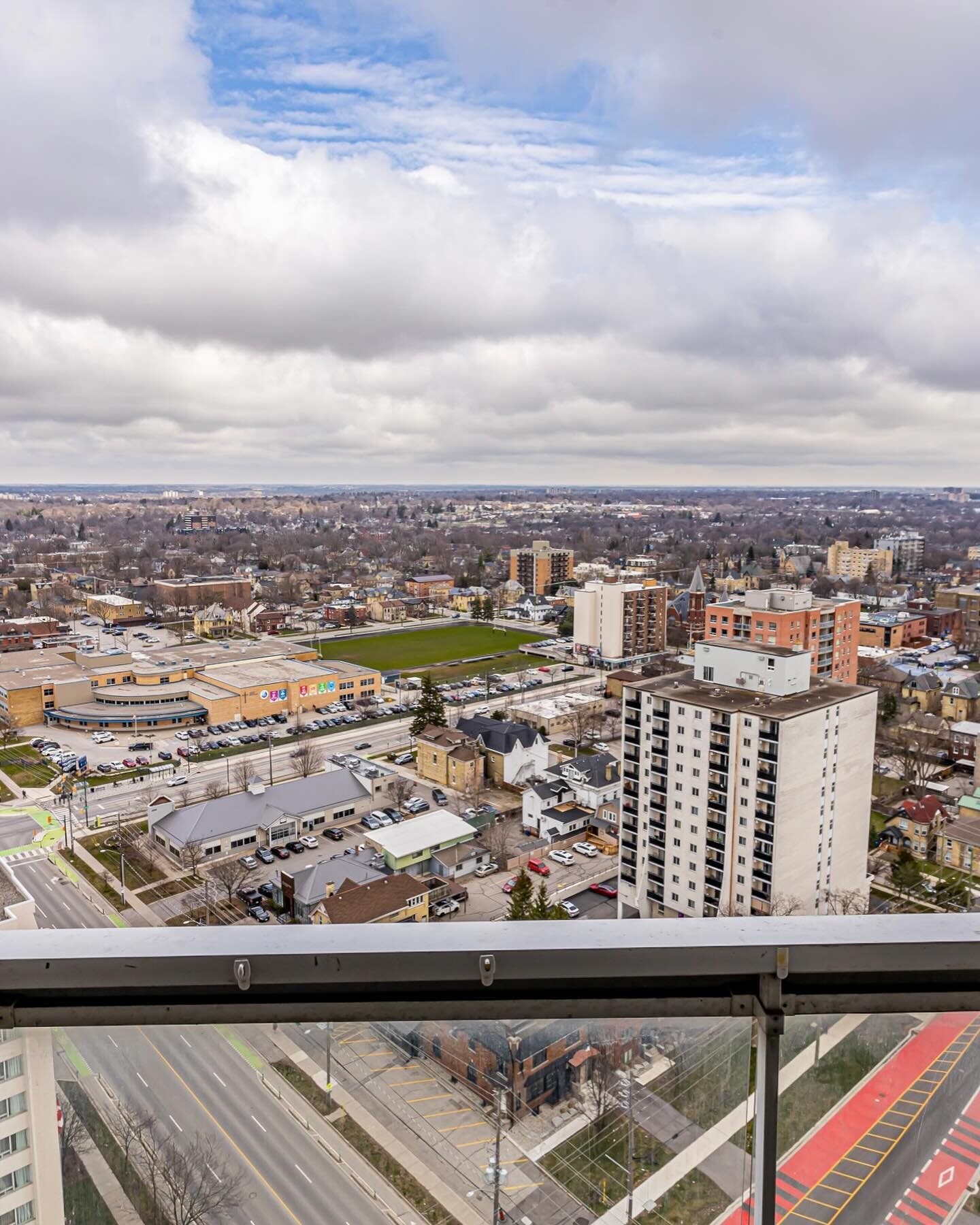 🏡 JUST LISTED
📍 2602-363 COLBORNE Street, London, Ontario N6B 3N3
🔑 $299,900
🧑🏻&zwj;💻 MLS&reg;#: 40566904/X8209416
👉🏼 https://haolan.ca/2602-363-colborne-st

Features:
1	Vinyl flooring in the living room
2	Pot lights in the kitchen
3	Brand-ne