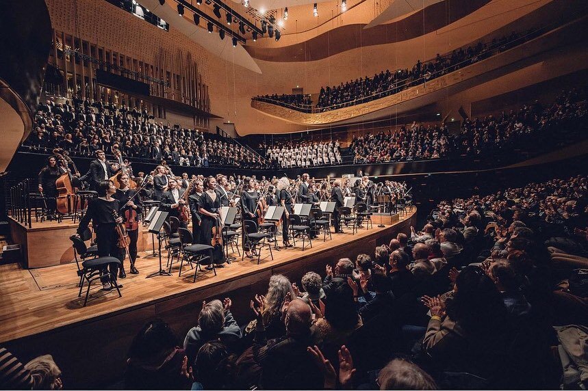 Chanter Mahler 8 pour moi veut dire pouvoir &ecirc;tre tout ce que je suis. ❤️ 
Merci beaucoup, @orchestredeparis et Daniel Harding! 
Je suis heureuse. 
Quel atmosph&egrave;re! 💫 
Bravo &agrave; tout le monde! ✨

J&lsquo;adore le second photo. 😄🥰
