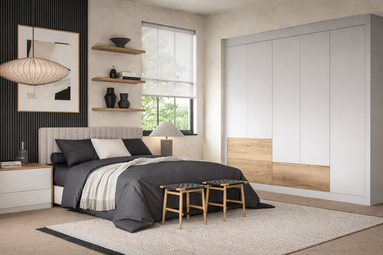 Skreddersydd garderobe med eksklusive hengslede dører til soverom