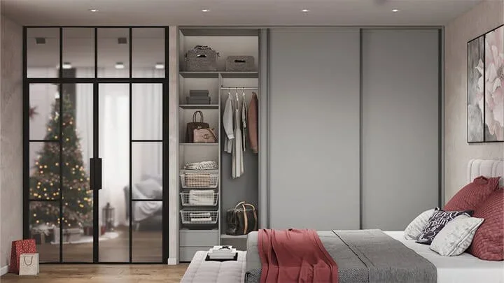 Skyvedørsgarderobe med skyvedører i soverom, med innredning og oppbevaringsløsninger