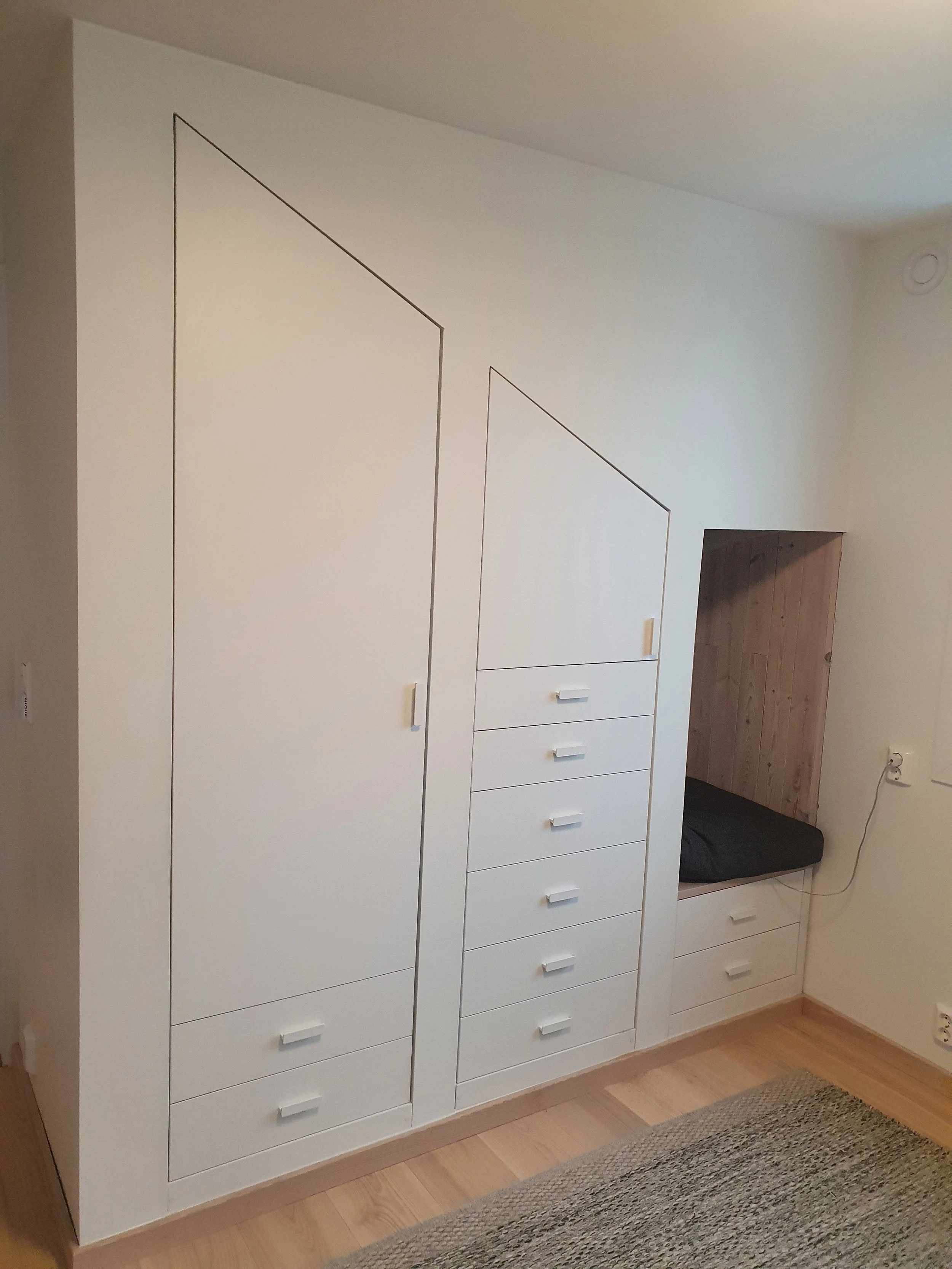 W980 ST2, håndtak, H1277 ST9, synlige hyller.jpg