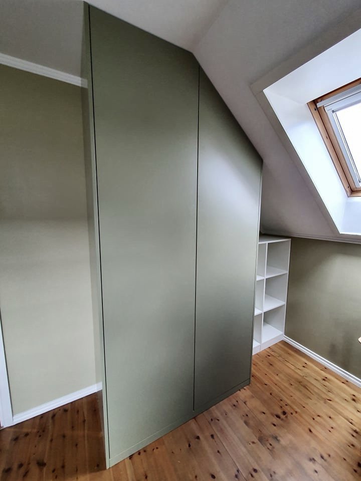 Grønn MDF hengslede dører + hylle.jpg