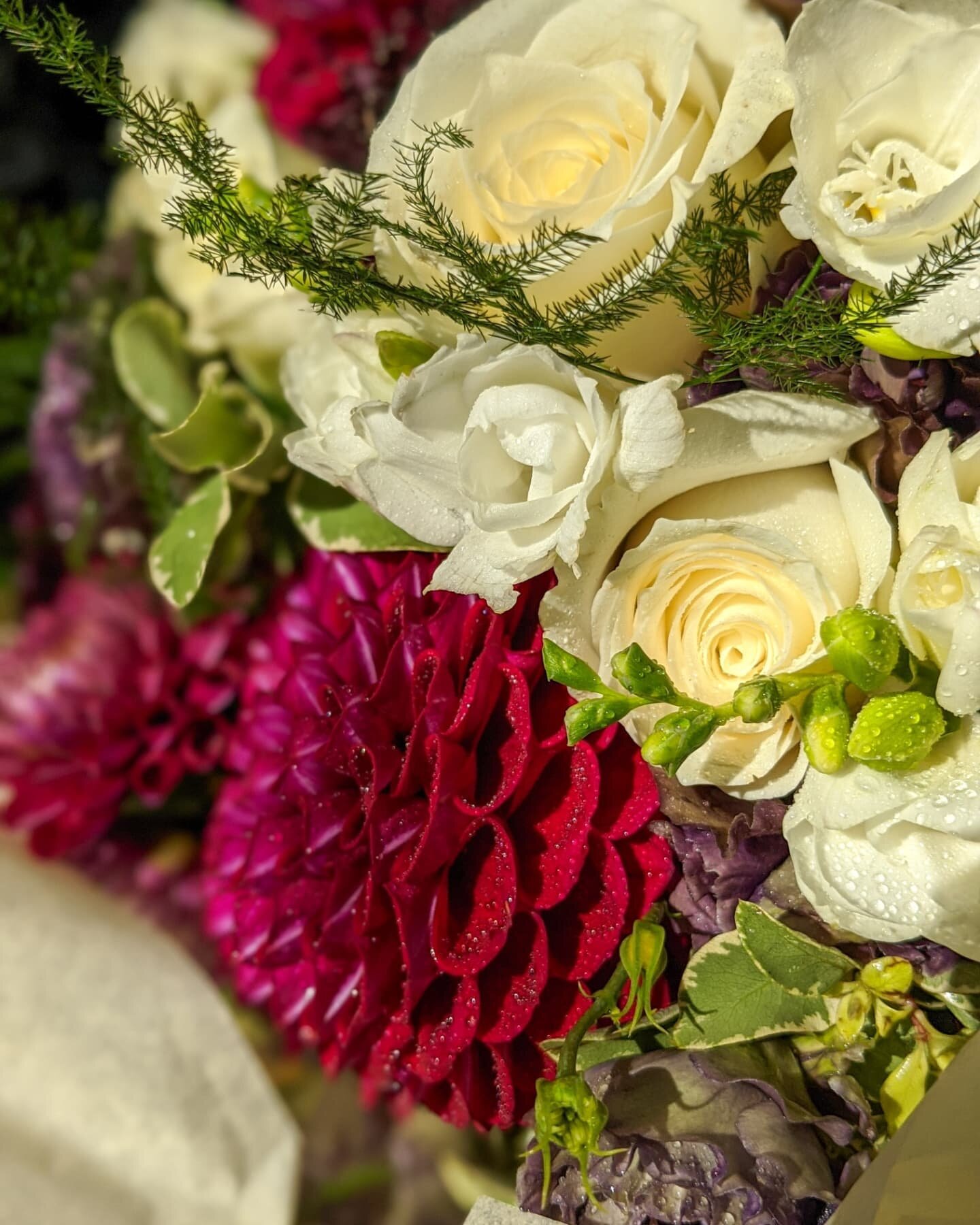 If only Dahlia season could last forever.. they really are a true beauty. Endless varieties that just scream effortless opulence. Perfectly at home in this bridal bouquet from the summer.

&bull;
&bull;
&bull;
&bull;
#dahliaseason #dahlialove #dahlia