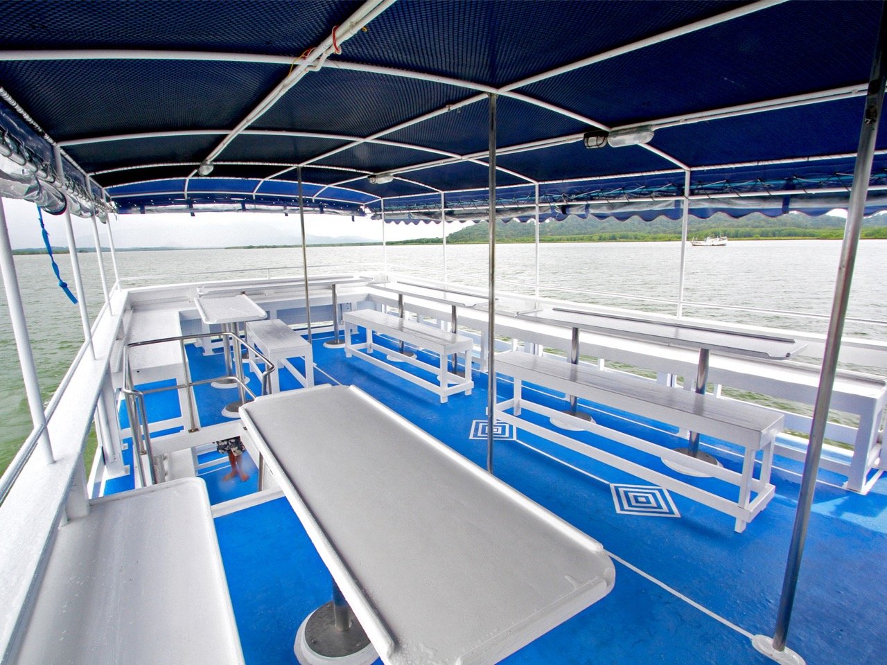 Low cost Richelieu liveaboard dining