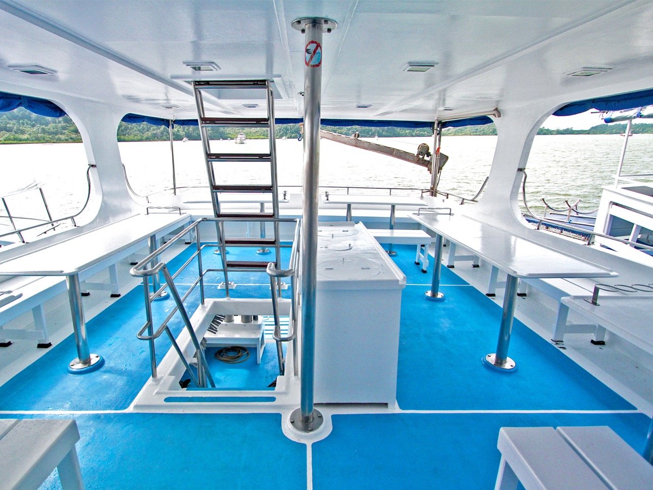 Economy Thailand liveaboard outdoor dining
