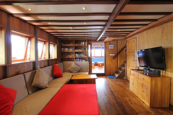 Amira premier liveaboard TV lounge