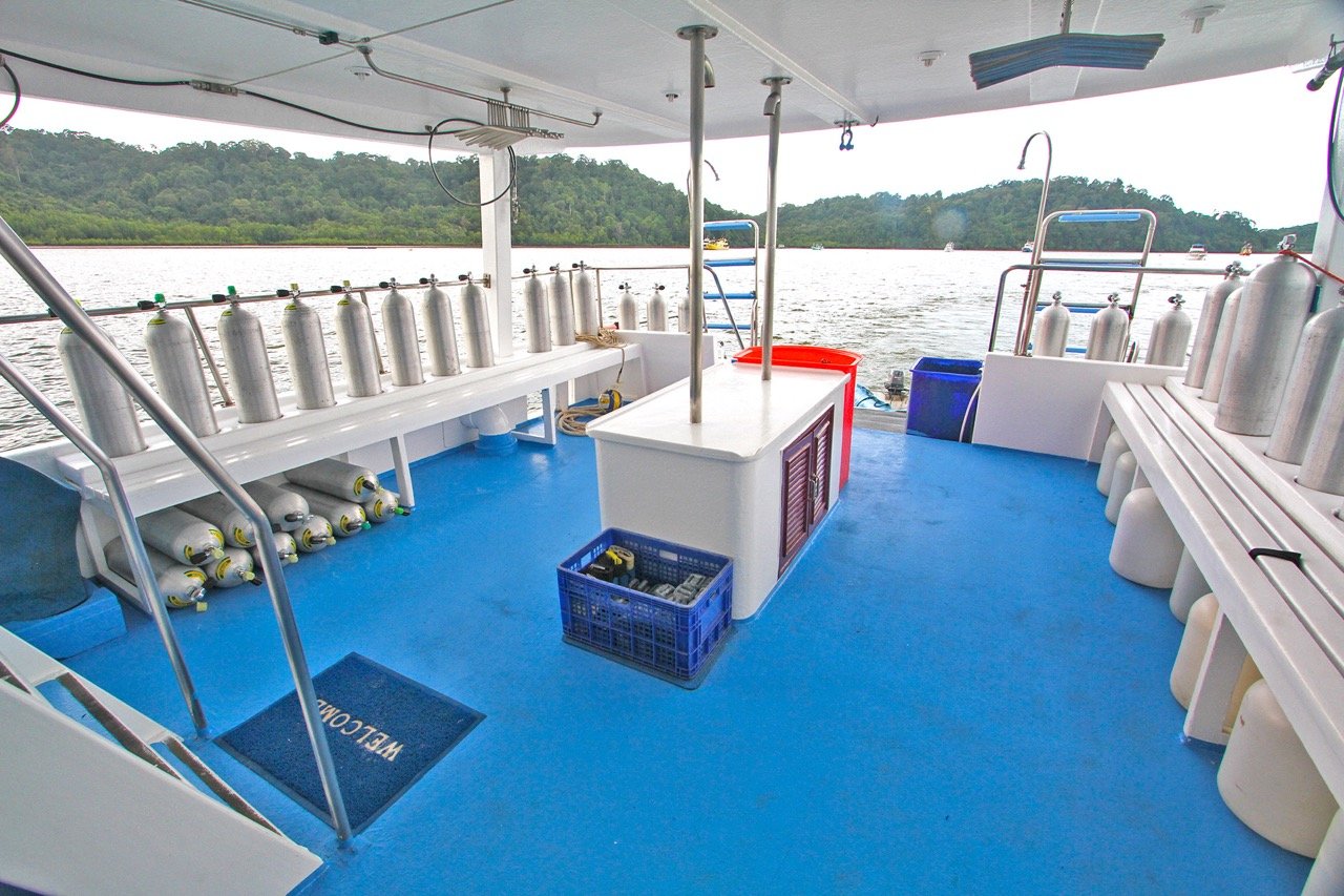 Budget Richelieu liveaboard dive deck