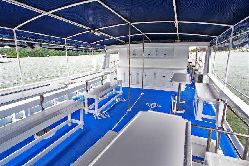 Bargain Northern Islands liveaboard dining