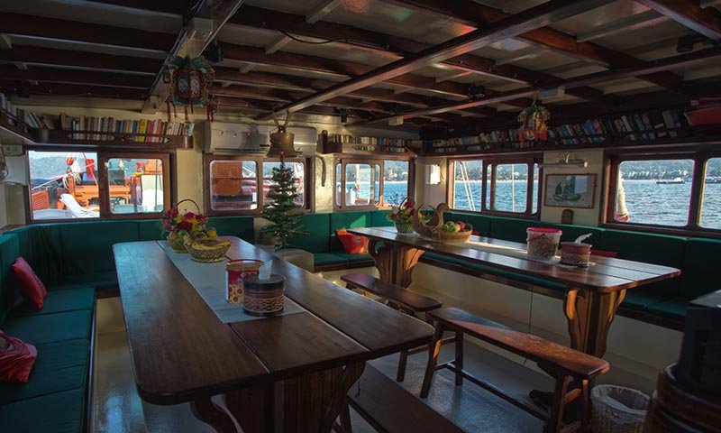 The Junk liveaboard saloon