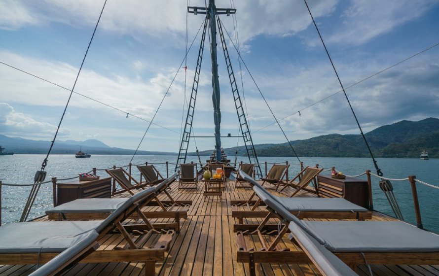 Comfortable Indonesia liveaboard sun deck