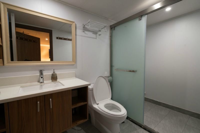 White Manta Ensuite Bathroom