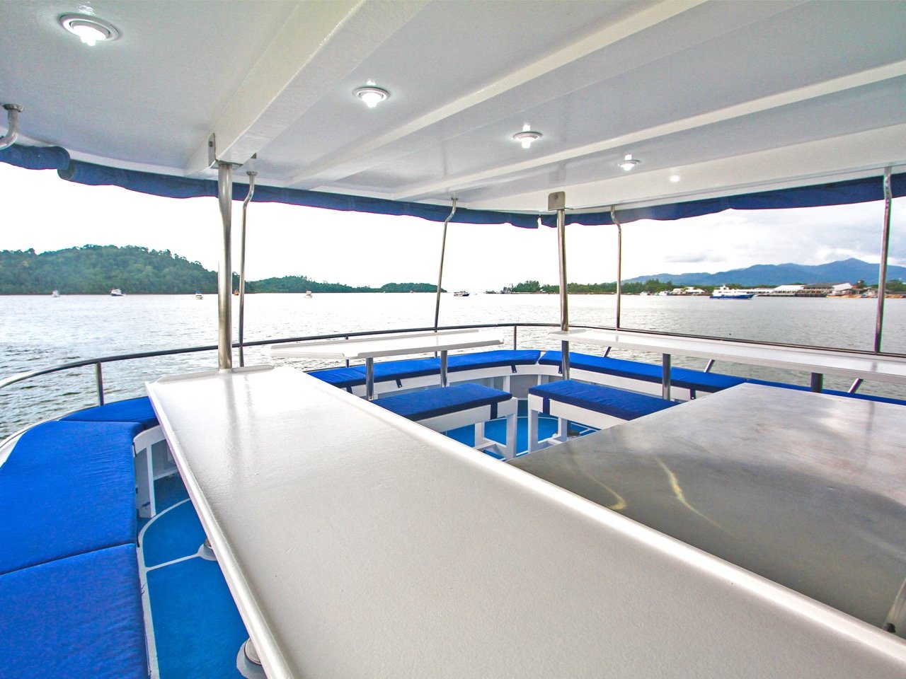 Cheap Richelieu liveaboard outdoor dining