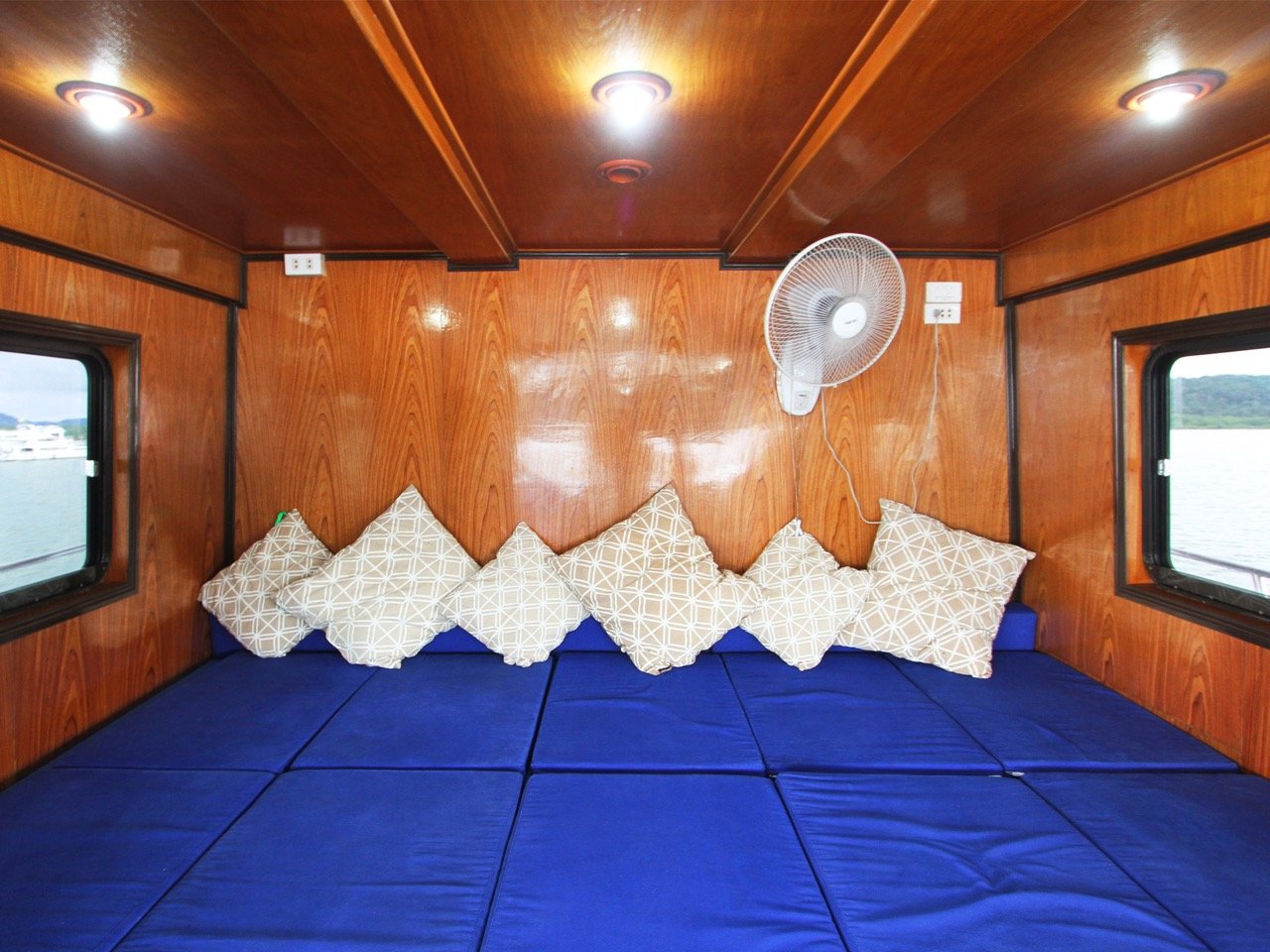 Economy Richelieu Rock liveaboard saloon