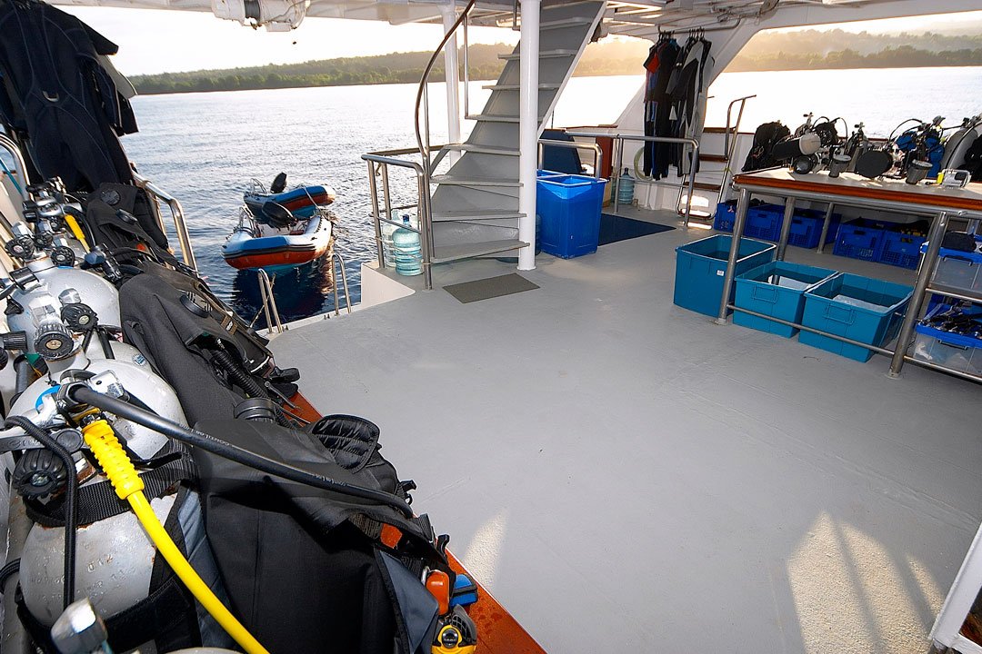 5-star Mermaid liveaboard dive deck