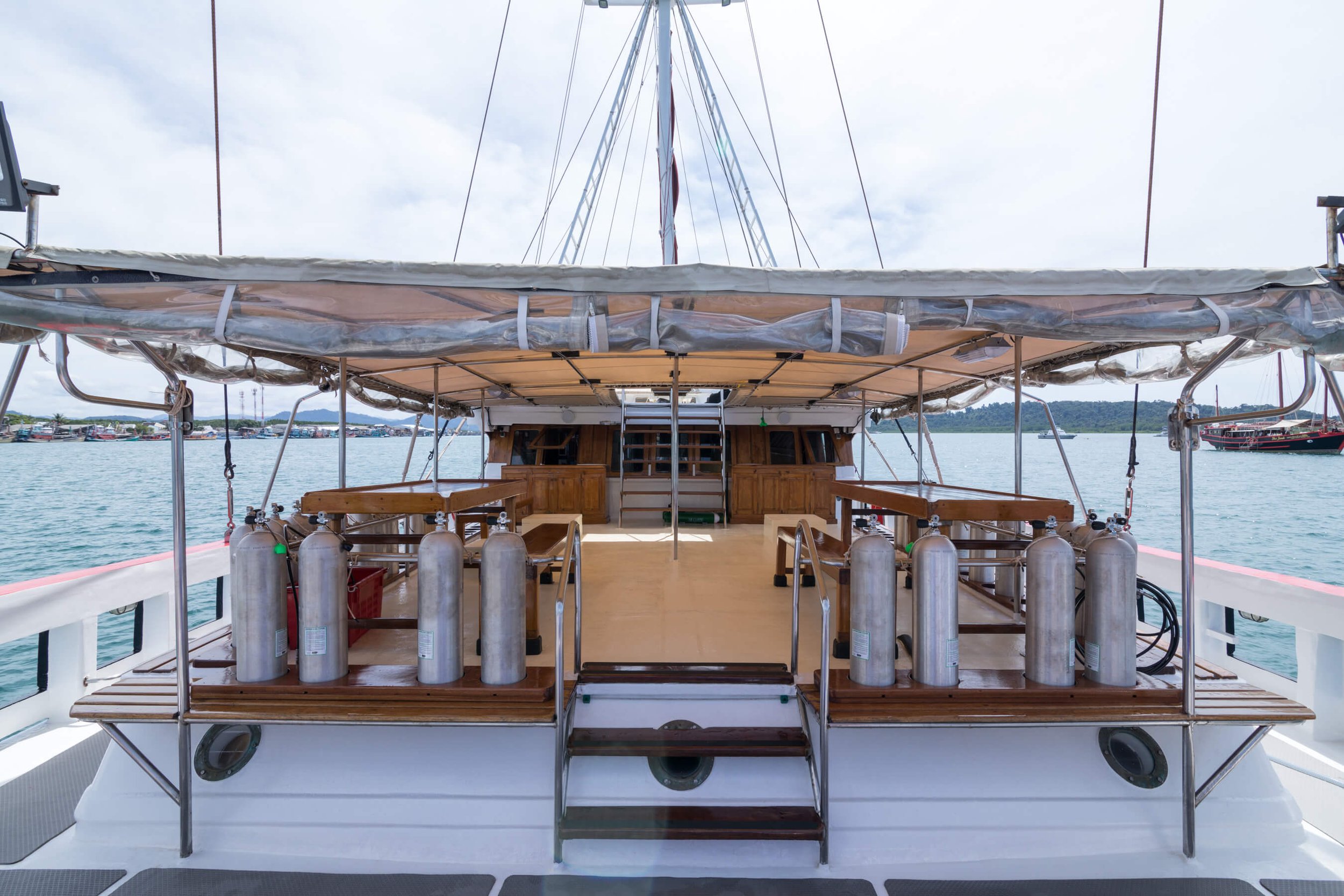 Quality Thailand liveaboard dive deck