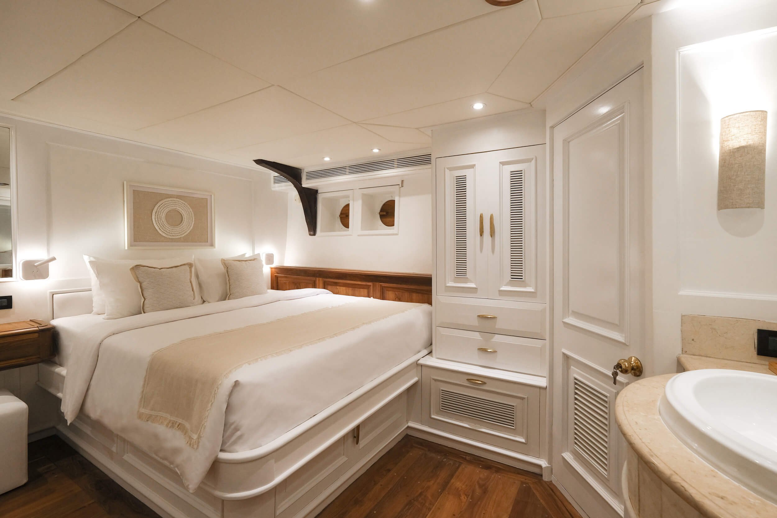 Mutiara Laut Deluxe Lower Deck Cabin