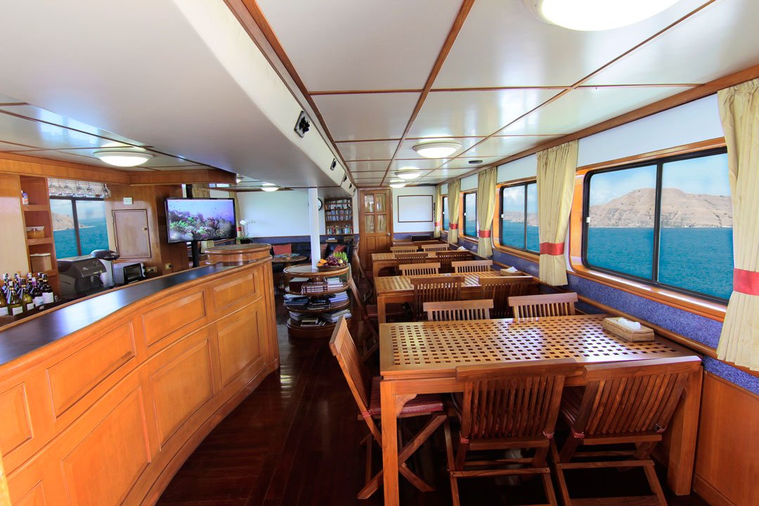 High end Mermaid I liveaboard dining