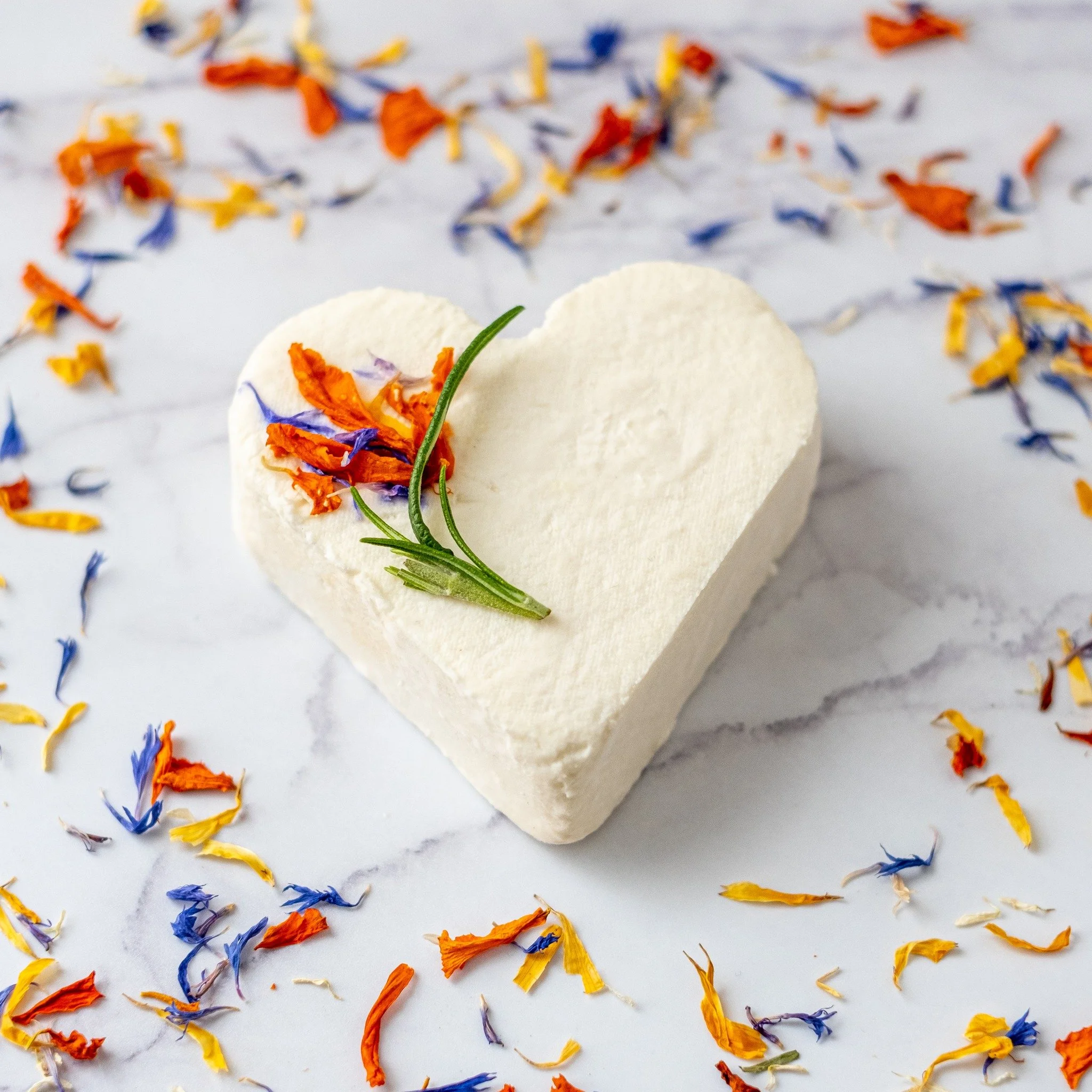 Liefde is... samen genieten van ambachtelijke geitenkaas. 🍷❤️