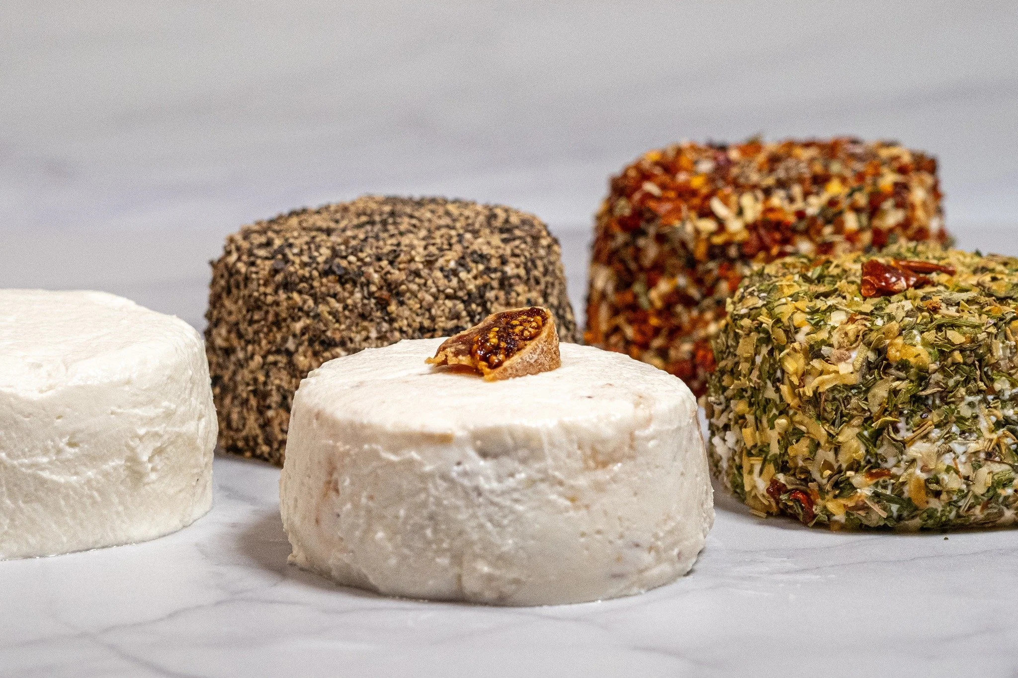 Onze Basiel in al zijn verschijningsvormen. Puur natuur, met vijgenconfituur in de zuivel of omgeven door grove peper, chili of gedroogde kruiden. Allemaal heerlijk zacht en smeerbaar. #kaasambacht