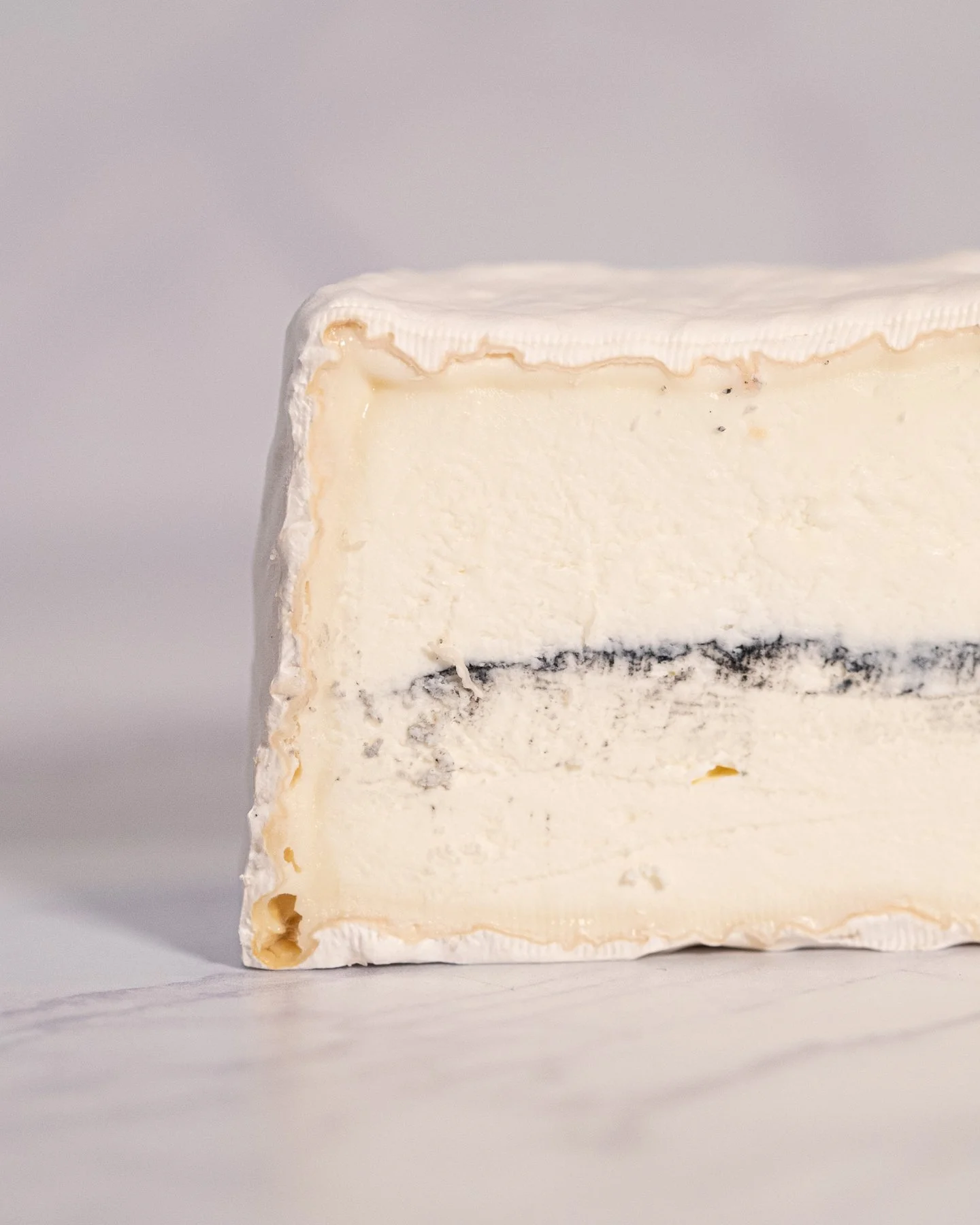 Onze Cyriel zit vol verrassingen: net als een Morbier uit de Jura heeft hij midden in het zuivel een fijn laagje voedingshoutskool (cendre). Ook zijn donzige witschimmelkorst is een streling voor het oog. Naarmate hij verder rijpt, wordt de korst dro