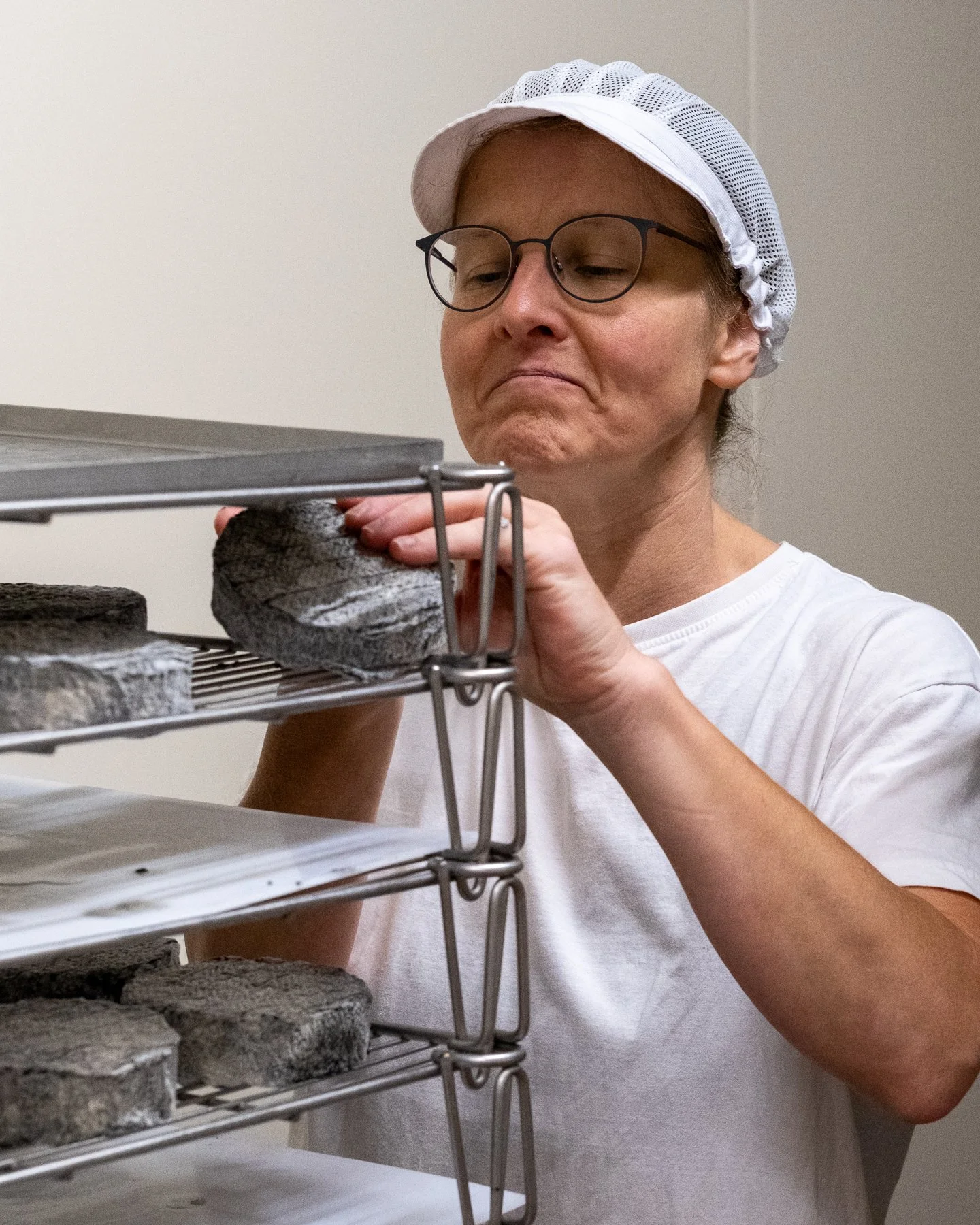 Rijpen vraagt tijd en aandacht. 👀 Nog een laatste controle voor we Kamiel weer een nachtje alleen laten. Morgen weer een stap dichter bij het perfecte geitenkaasje. 🧀 #kaasambacht #karditsel
