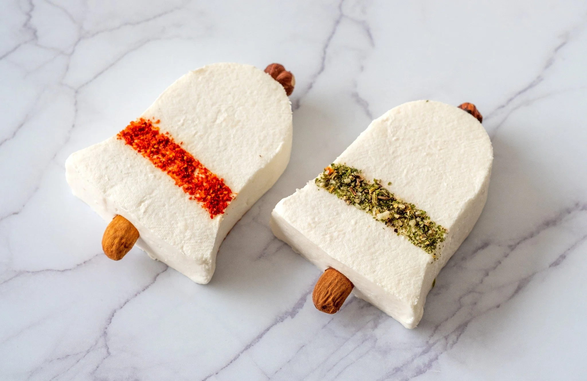 🐣 Voor Pasen maken we opnieuw Karditsel kaasklokjes! Heerlijk verse geitenkaasjes van &plusmn;120 g met een streepje espelette (licht pikant) of een streepje Italiaanse kruiden. Ze zullen de week voor Pasen te koop zijn bij jouw kaashandelaar.

Als 