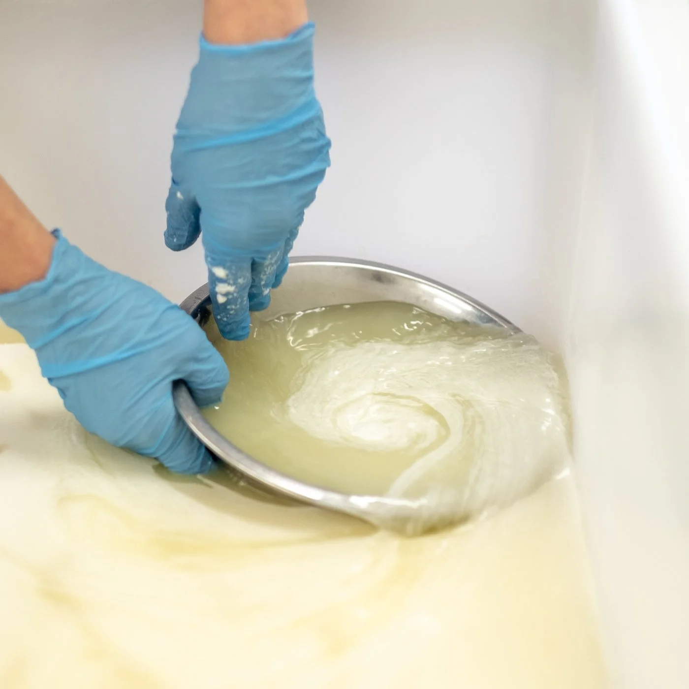 🥛 Wist je dat kaaswei veel te waardevol is om zomaar weg te gooien?
Bij het maken van onze biologische geitenkazen blijft er kaaswei over: een lichtgele vloeistof boordevol eiwitten, mineralen en vitaminen. Wei speelt een belangrijke rol in veevoer 