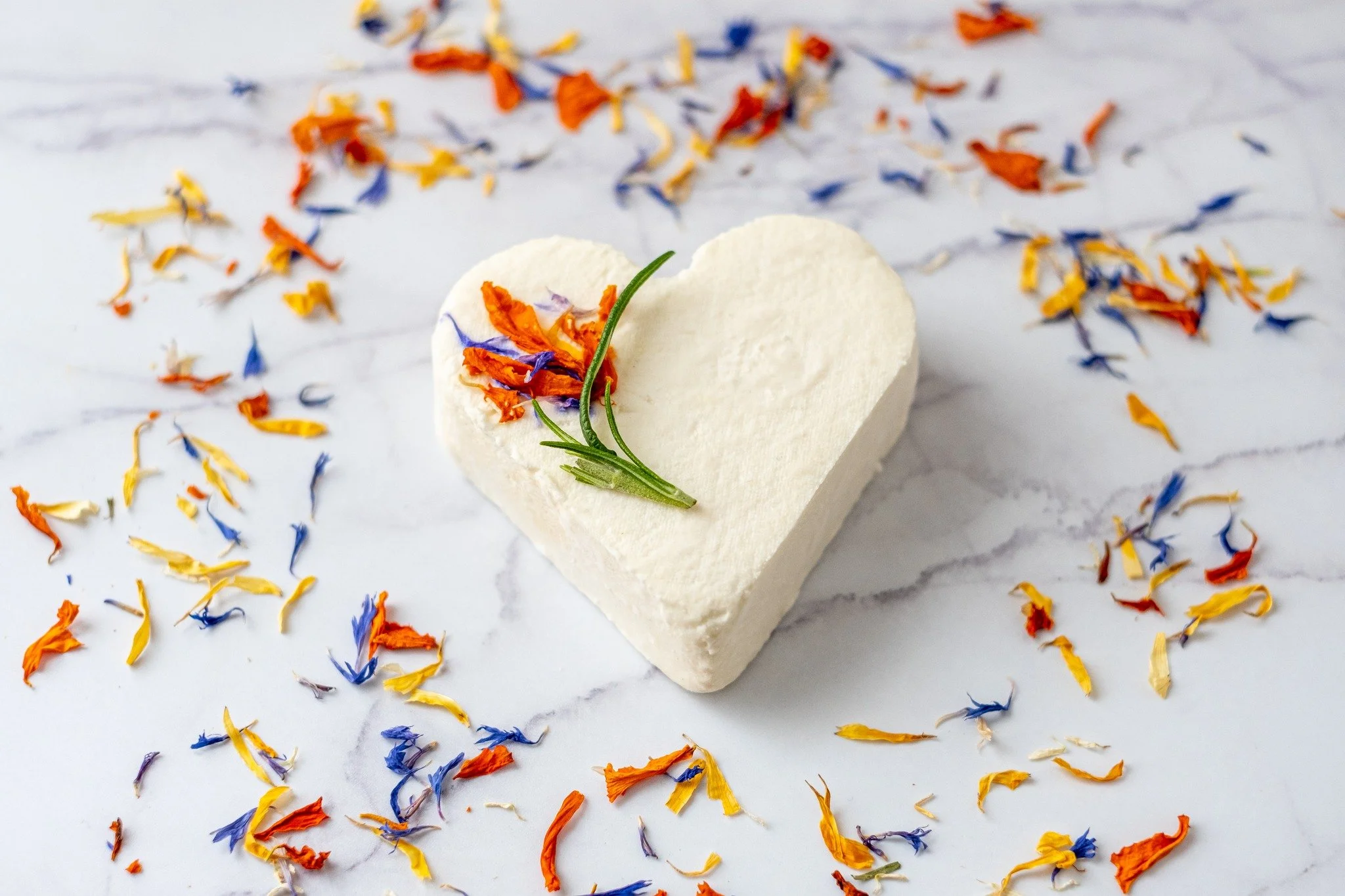 🌸 Voor alle mama&rsquo;s die meer houden van ambachtelijke geitenkaas dan van een klassiek boeket, maken we dit jaar opnieuw ons fleurig moederhartje. 🌼

De hartjes zijn uitsluitend verkrijgbaar via onze eigen huisverkoop in Lummen aan &euro;5/stuk