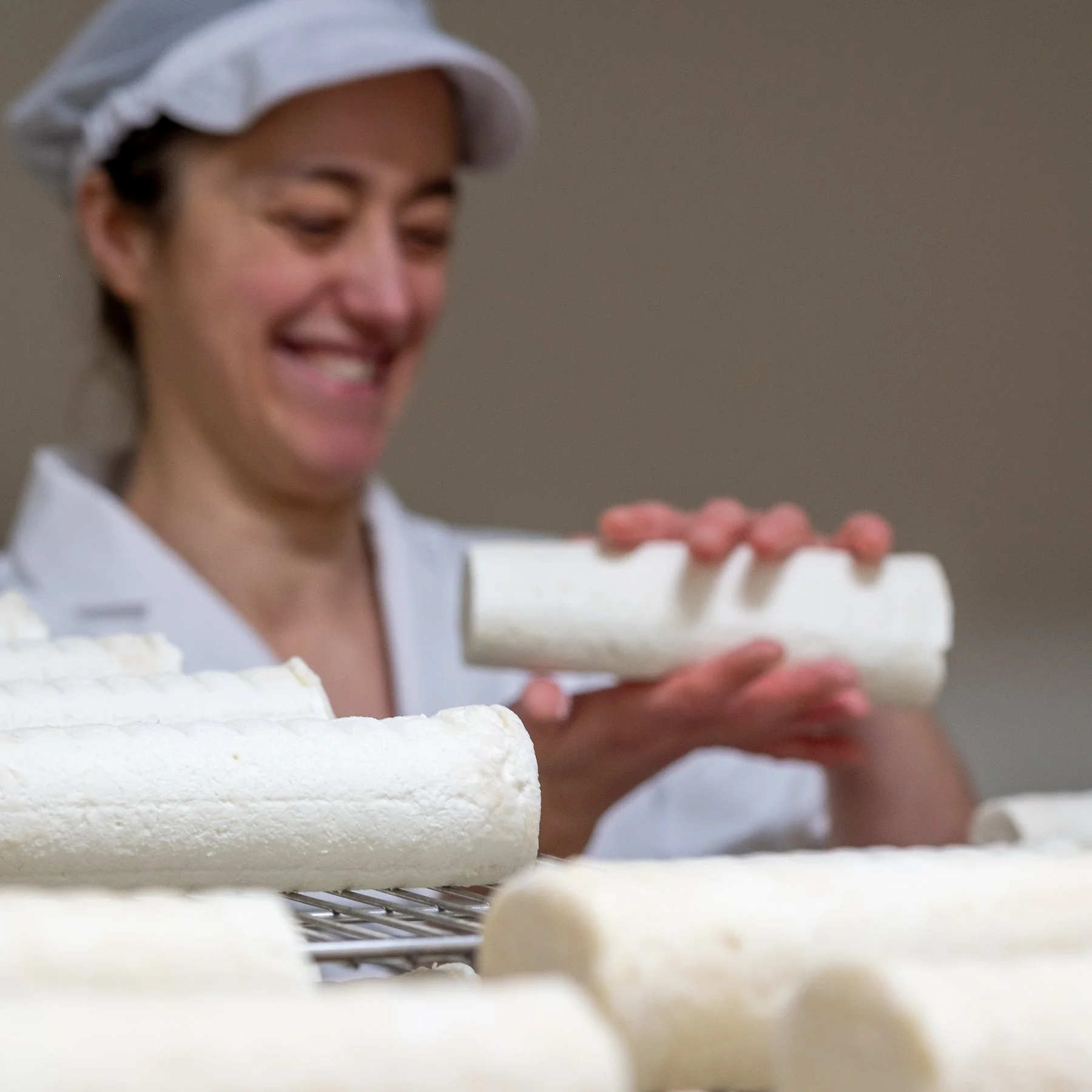 Geen bandwerk, maar kaas die met de hand is geschept en verzorgd. 🧀 #karditsel