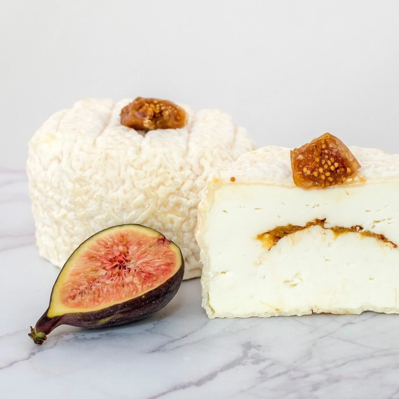 Ze is er weer: Mathilde! 🧀💛

Vanaf volgende week kun je opnieuw genieten van dit bijzondere kaasje. Mathilde is een gerijpt geitenkaasje van zo'n 200g met een subtiel geotrichumkorstje dat smelt in de mond. In het midden zit een laagje vijgenconfit