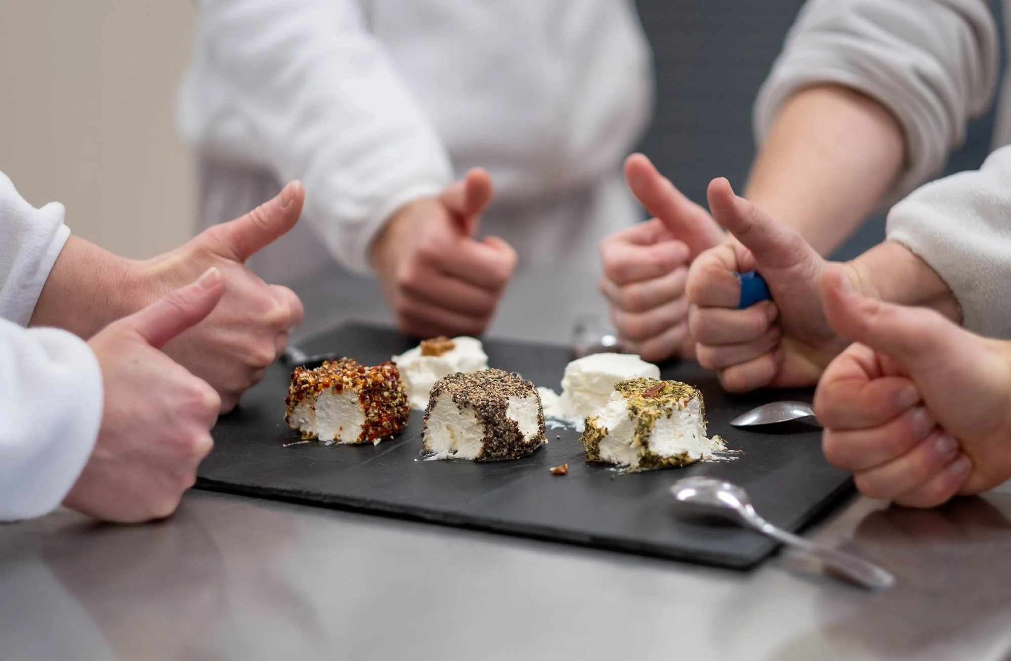 Onze kaasmakers kwamen samen rond de proeftafel om Basiel in al zijn verschijningsvormen te keuren.

Of dit verse geitenkaasje van 90 gram nu puur natuur is, gevuld met vijgenconfituur of omgeven door grove peper, chili of gedroogde kruiden: we wille