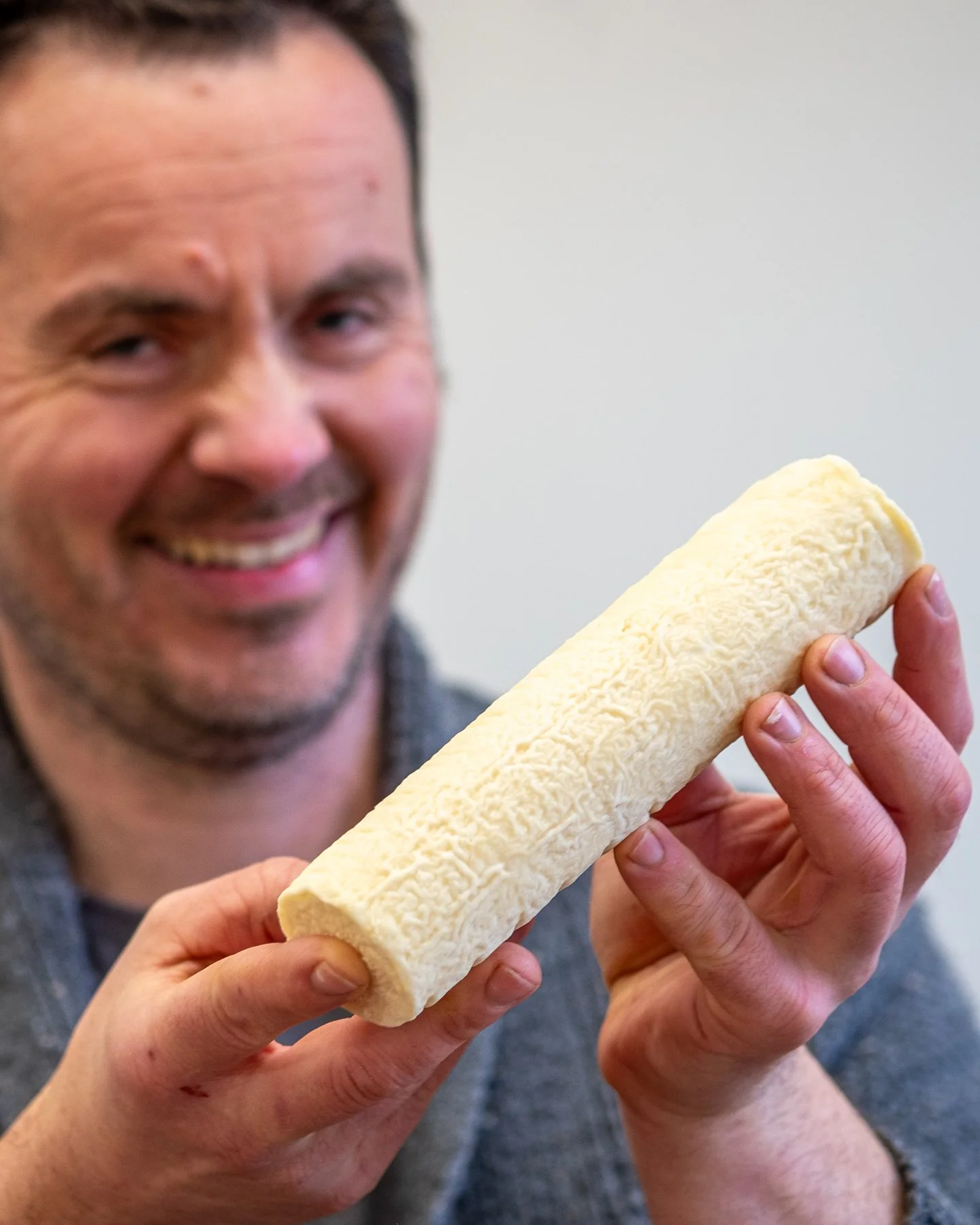 🧀 Koen met zijn favoriet: Aur&eacute;lie. En hij is lang niet de enige die voor dit gerijpte geitenrolletje valt. Aur&eacute;lie kreeg vorig  jaar nog een Belgian Cheese Award als beste Belgische rauwmelkse kaas. Een mooie erkenning voor het vakmans